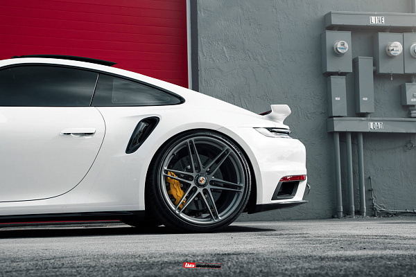 Фото дисков HRE P106 Сатиновый графит на Porsche 911 VIII
