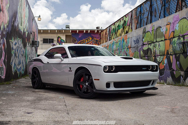 Фото дисков HRE 305M Черный сатин на Dodge Challenger III