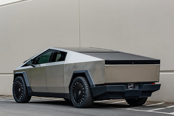 Фото дисков Brixton Forged LX15 Черный сатин на Tesla Cybertruck