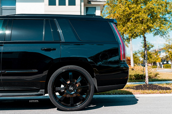 Фото дисков Strasse Wheels T8 Signature Черный глянец на Cadillac Escalade III