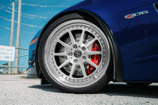 Фото дисков Strasse Wheels R10 Track Глянцевый лак на Chevrolet Corvette C6