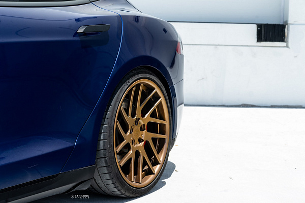 Фото дисков Strasse Wheels SM7T Deep Concave Сатиновая темная бронза на Tesla Model S