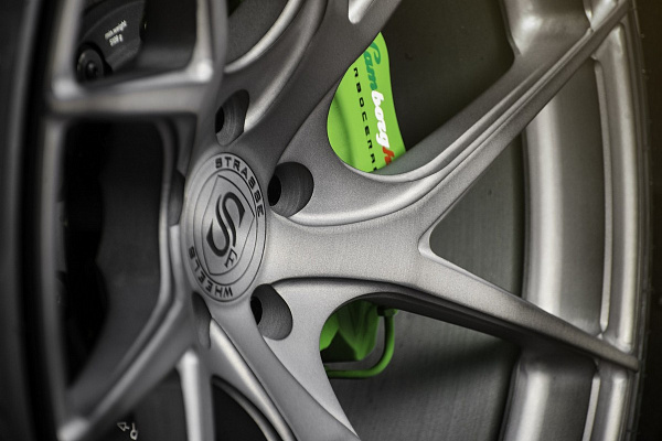 Фото дисков Strasse Wheels SM5RT Deep Concave Monoblock Сатиновый темный лак на Lamborghini Huracan