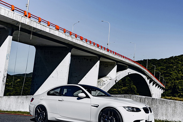 Фото дисков MRR NES SS-1.1 Черный глянец на BMW 3/M3 (E90)