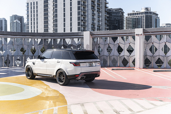 Фото дисков Strasse Wheels SV10 Deep Concave FS Черный сатин на Range Rover Sport II