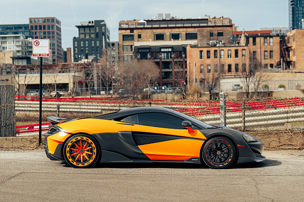 Фото дисков Brixton Forged FDE11 Aerotech Черный сатин на McLaren 600