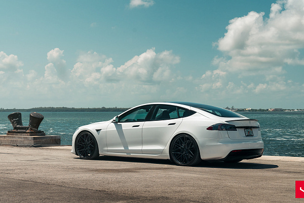 Фото дисков Vossen HF-7 Черный глянец на Tesla Model S
