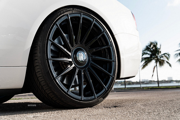 Фото дисков Strasse Wheels SV15T Deep Concave Duoblock RR Черный глянец на Rolls-Royce Ghost I