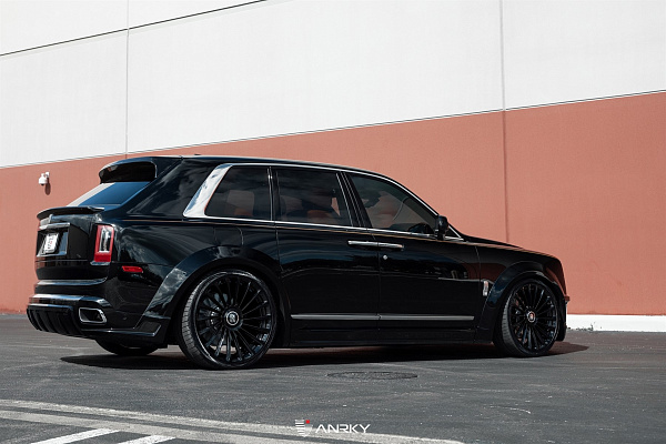 Фото дисков Anrky RF-282 Черный глянец на Rolls-Royce Cullinan