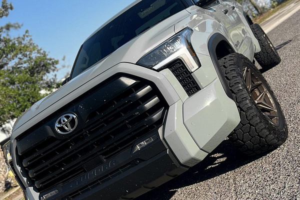 Фото дисков 4PLAY 4P06 Сатиновая бронза на Toyota Tundra III