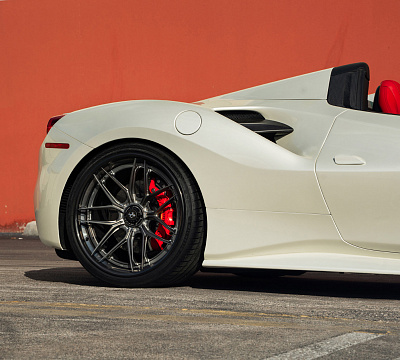 Фото дисков 1886 Wheels XR004 на Ferrari 488