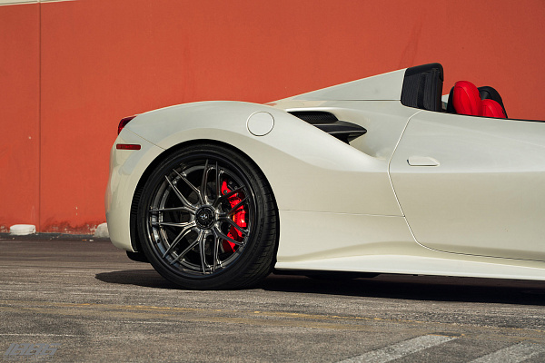Фото дисков 1886 Wheels XR004 Сатиновый графит на Ferrari 488