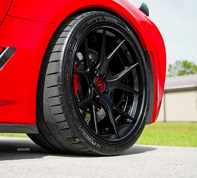 Фото дисков Strasse Wheels SM5R Deep Concave FS на Chevrolet Corvette C7
