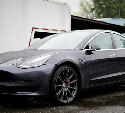 Фото дисков HRE RC103 на Tesla Model 3