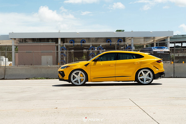 Фото дисков Anrky RS5.3 Глянцевый лак на Lamborghini Urus