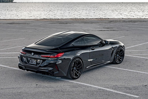 Фото дисков Strasse Wheels SB1 Deep Concave Duoblock Черный глянец на BMW 8/M8