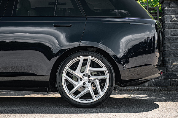 Фото дисков Kahn Type 52 RS Сатиновый лак на Range Rover V