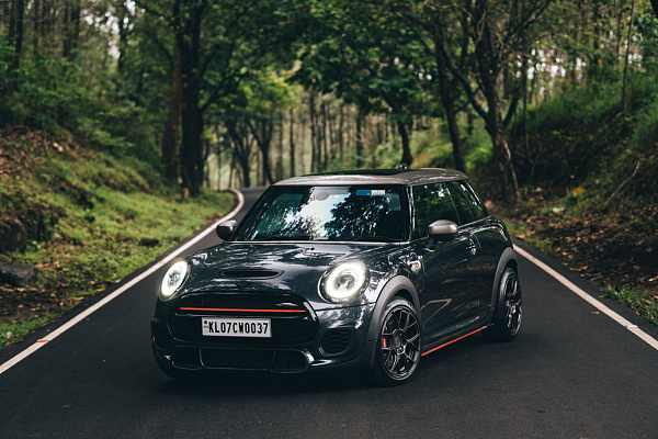 Фото дисков Motegi Racing MR147 CM7 Сатиновый графит на MINI Cooper III