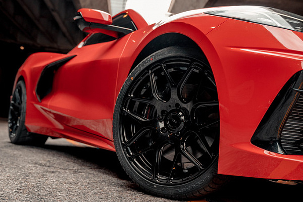 Фото дисков MRR FS01 Черный глянец на Chevrolet Corvette C8