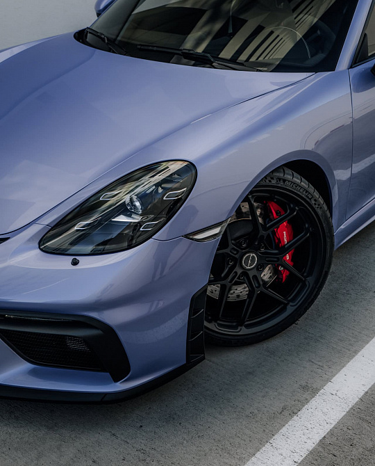 Фото дисков PF7-RS Черный сатин на Porsche Cayman III