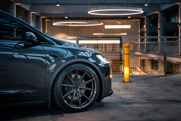 Фото дисков Vossen HFX-2 (5-Lug) Глянцевый графит на Tesla Model X
