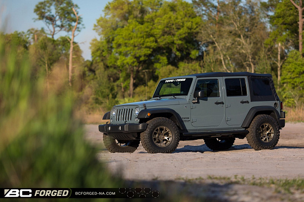 Фото дисков BC Forged RZ05 Сатиновая бронза на Jeep Wrangler III (JK)