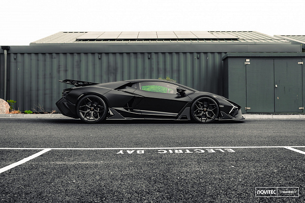 Фото дисков NOVITEC NL4 Черный глянец на Lamborghini Revuelto