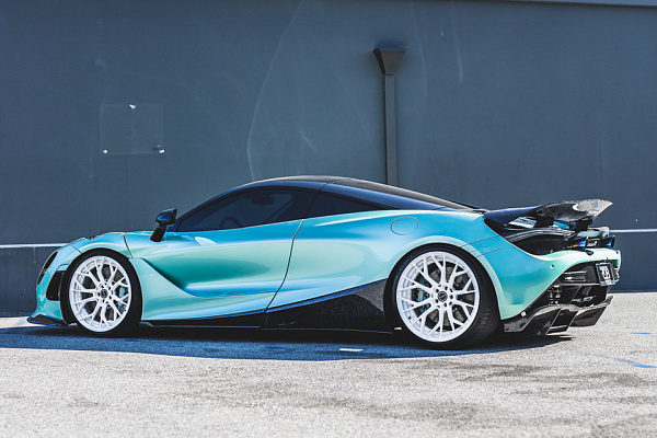 Фото дисков Brixton Forged PF10 Белый глянец на McLaren 720S