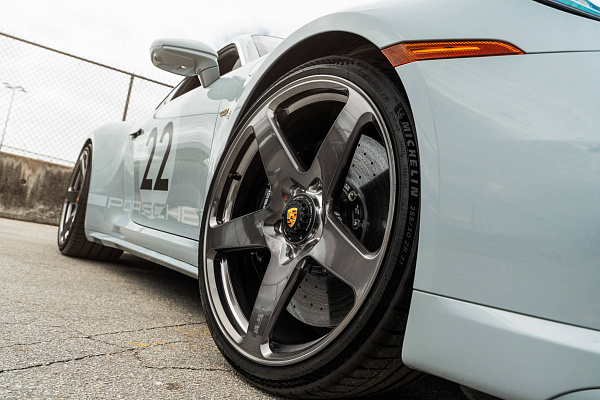 Фото дисков HRE 527M Глянцевый темный лак на Porsche 911 VIII