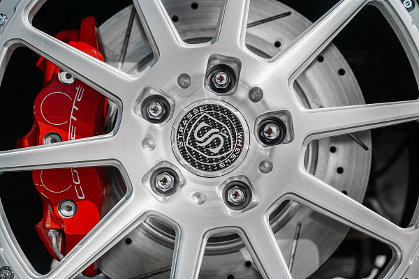 Фото дисков Strasse Wheels R10 Track Глянцевый лак на Chevrolet Corvette C6