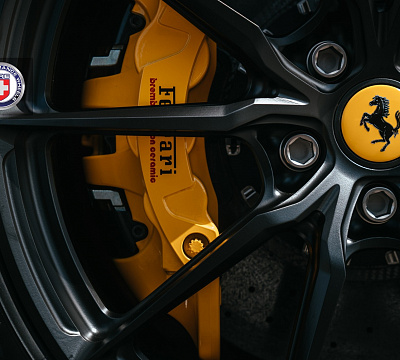 Фото дисков HRE P104SC на Ferrari 488