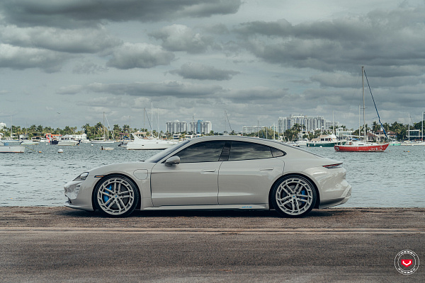 Фото дисков Vossen LC3-03T Глянцевый графит на Porsche Taycan I
