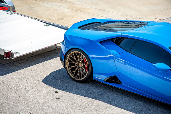 Фото дисков Anrky AN10 Сатиновое золото на Lamborghini Huracan