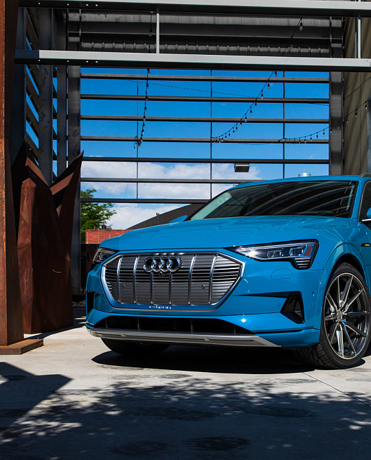 Фото дисков HF-3 Глянцевый графит на Audi E-tron