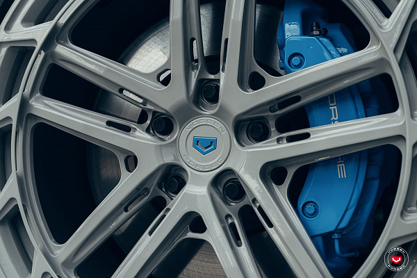 Фото дисков Vossen LC3-03T Глянцевый графит на Porsche Taycan I
