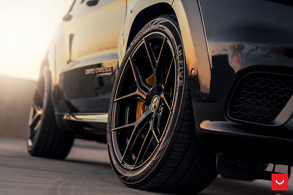 Фото дисков Vossen HF-5 Черный глянец на Jeep Grand Cherokee IV