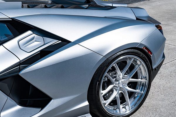Фото дисков Anrky XR-301 Глянцевый лак на Lamborghini Revuelto