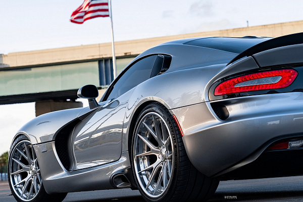Фото дисков Strasse Wheels SM6R Deep Concave FS Глянцевый лак на Dodge Viper