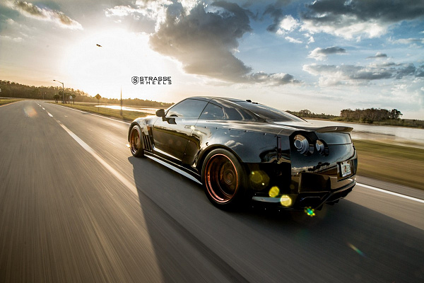 Фото дисков Strasse Wheels R10 Competition Другой цвет на Nissan GT-R