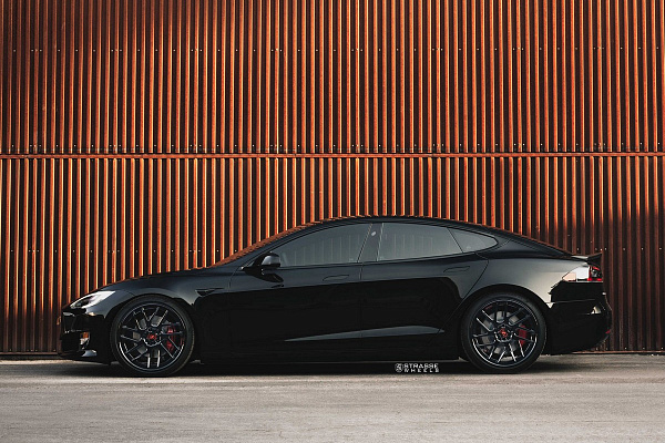 Фото дисков Strasse Wheels SM7T Deep Concave Черный глянец на Tesla Model S