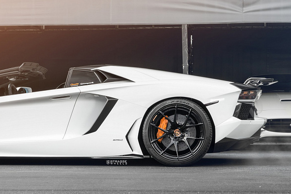 Фото дисков Strasse Wheels SM5R Deep Concave Monoblock Черный глянец на Lamborghini Aventador