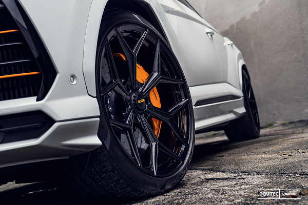 Фото дисков NOVITEC NL4 Черный глянец на Lamborghini Urus