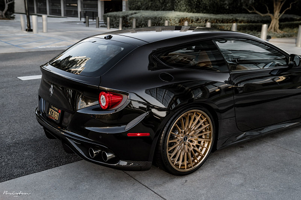 Фото дисков Brixton Forged HS1 Сатиновое темное золото на Ferrari FF