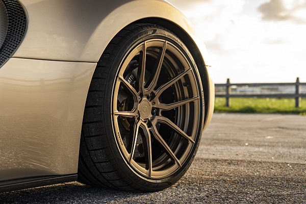 Фото дисков Strasse Wheels SV5 Deep Concave Duoblock Сатиновая бронза на Bugatti Veyron