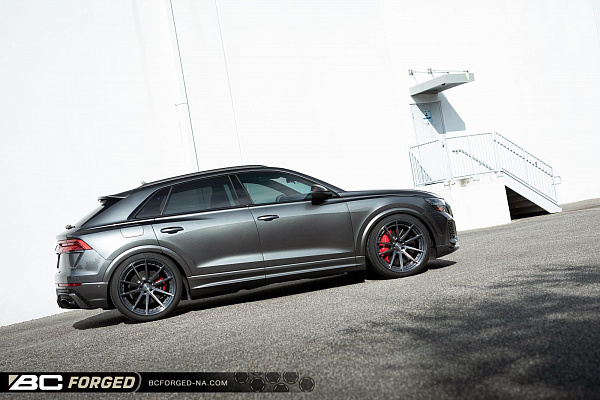 Фото дисков BC Forged HCA191 Сатиновый темный лак на Audi Q8