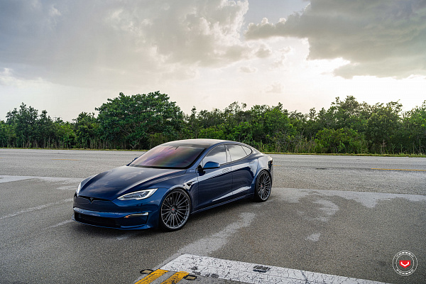 Фото дисков Vossen S17-04 Глянцевый графит на Tesla Model S