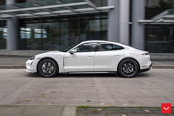 Фото дисков Vossen HF-5 Глянцевый графит на Porsche Taycan I