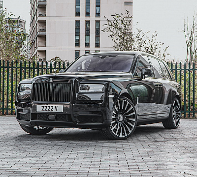 Фото дисков Kahn Type 61 на Rolls-Royce Cullinan