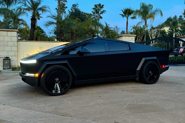 Фото дисков Giovanna Amur Черный глянец на Tesla Cybertruck