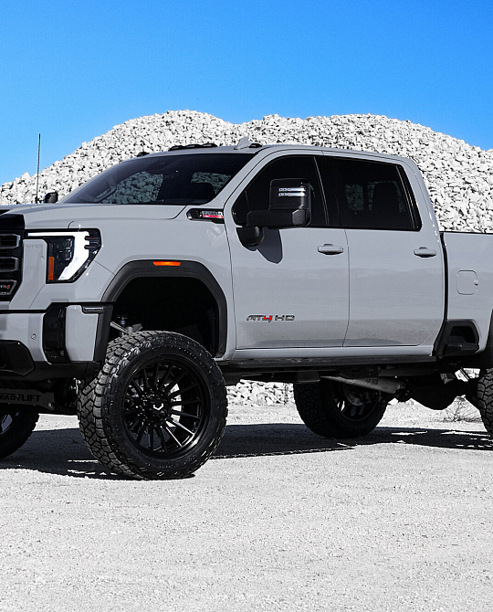 Фото дисков GNX-01 Черный глянец на GMC Sierra IV